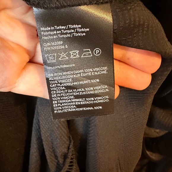 H&M Midi Balloon Sleeve Oversize Silky Dress in Black Size M-L - Picture 7 of 7